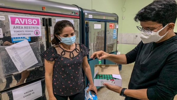 "Só com mais doses de vacinas o Acre pode sair dessa tragédia", diz Jenilson